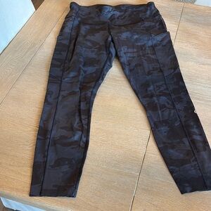 Women’s Fast and Free lululemon Black Camouflage Leggings